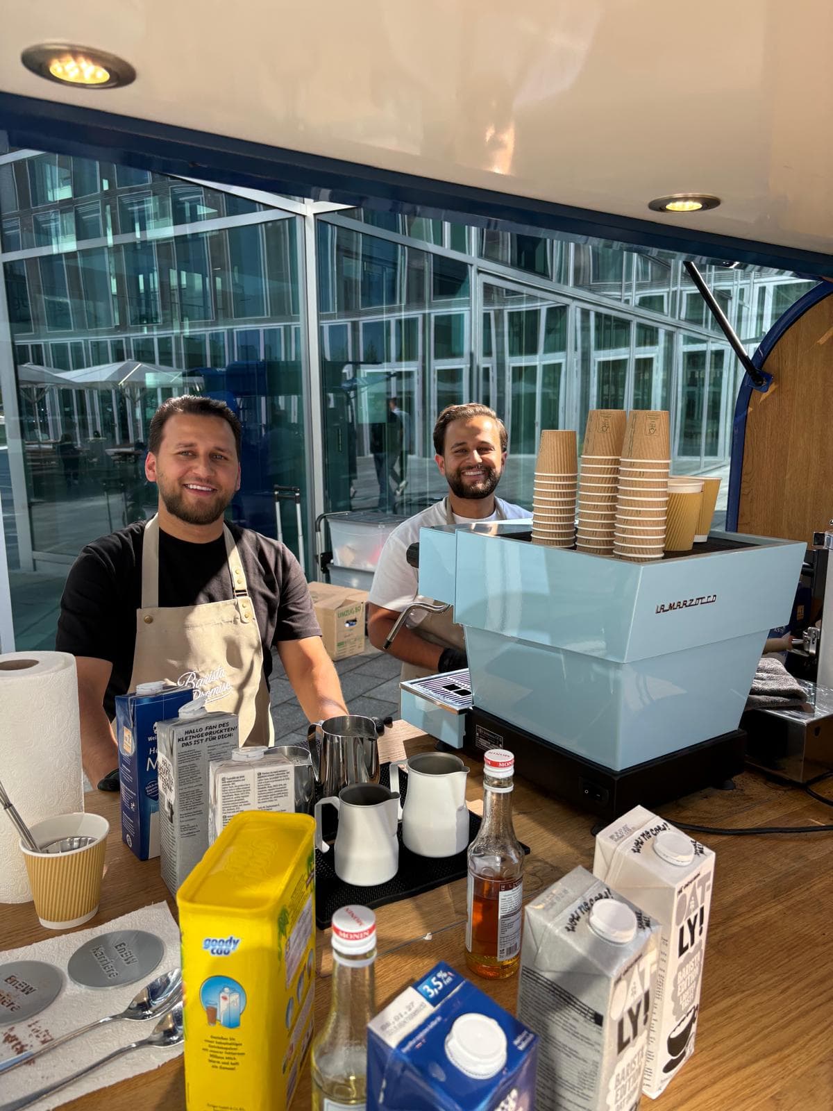 Dennis und sein Team an der mobilen Kaffeebar